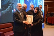 تقدیر از خانم دکتر مریم غلامی (مدیر واحد توسعه پژوهش‌های بالینی بیمارستان نمازی) به‌عنوان کارشناس پژوهشی برتر